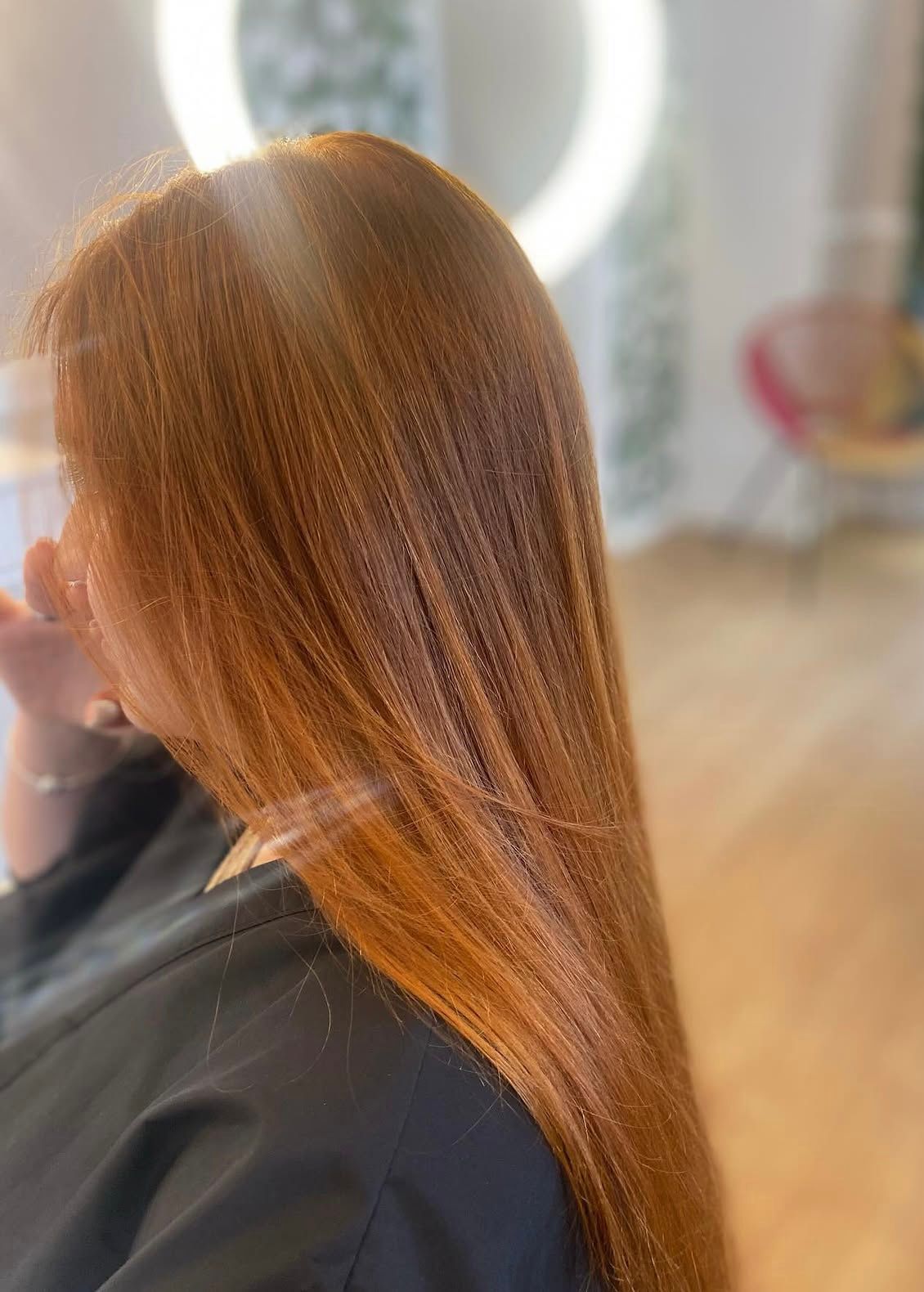 Profissional de beleza a aplicar tratamento capilar no salão Claudia Garcia